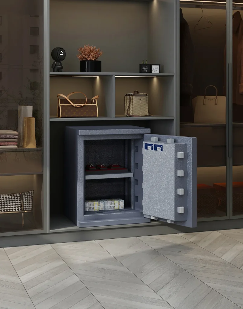 Een geopende DuoForce T2 kluis in een woonkamer
