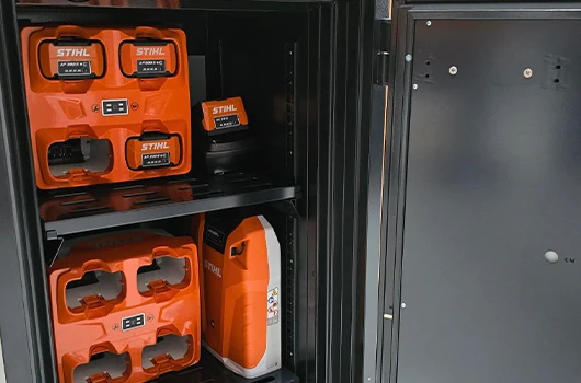Een SafetyFirst accukluis in gebruik