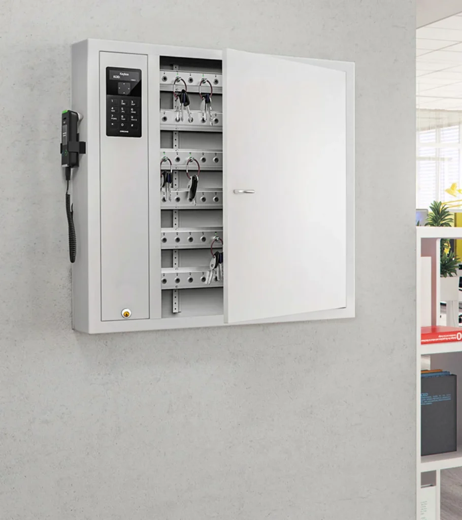 Creone Keycontrol 9500 SC aan de wand van een kantoor, met het alcoholslot links van de kast
