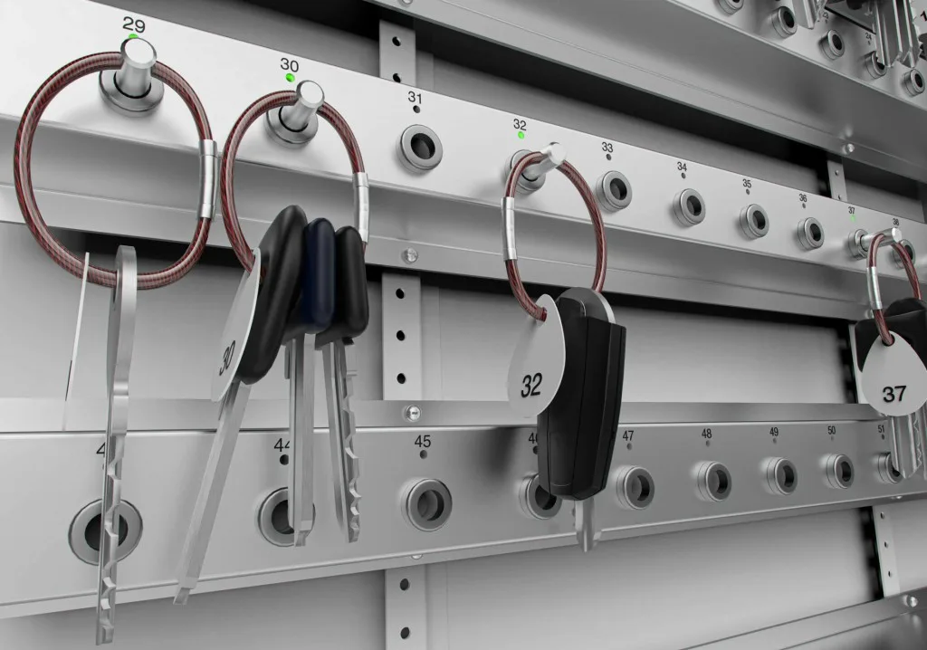 Sleutelstrip van een Creone Keycontrol-kast, met sleutels aan genummerde sleutelpinnen
