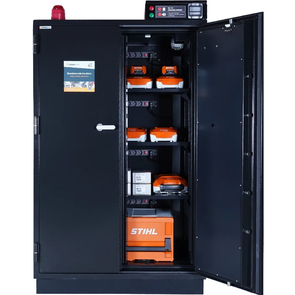 Een geopende SafetyFirst BS-4K accukluis met accu's op de laadborden